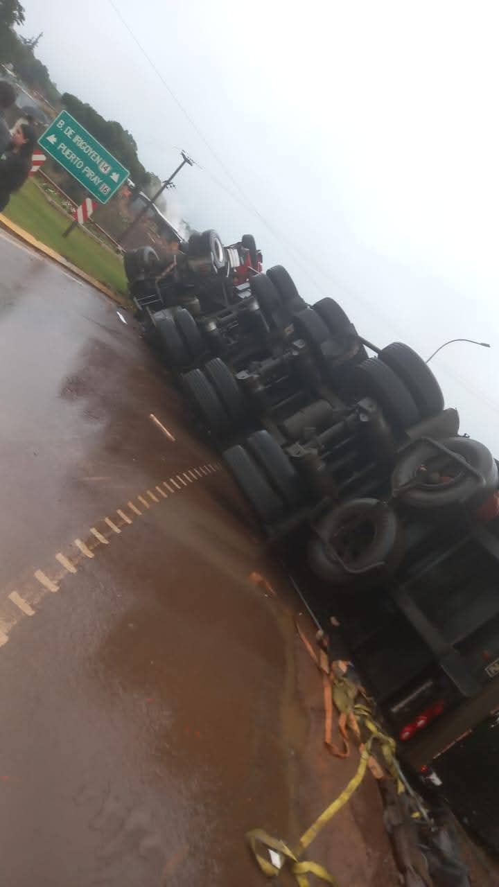 Un camión despistó sobre la Ruta 14 en San Pedro 2